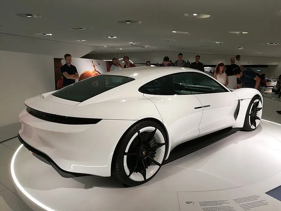 4141625-porsche-taycan-fot.jpg