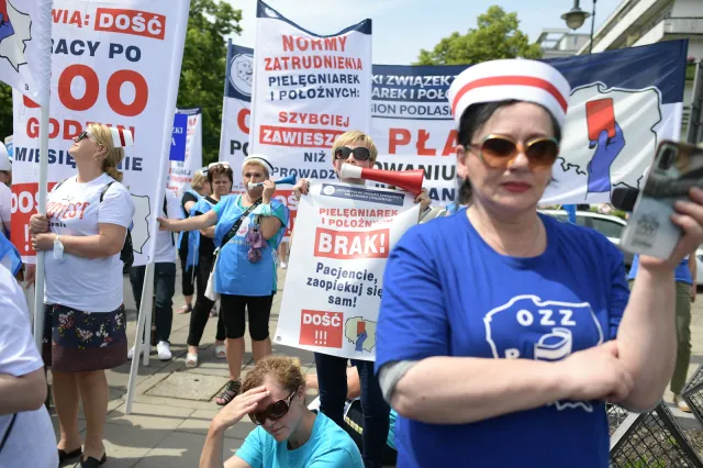 "Przechodzimy od słów do czynów". Pielęgniarki protestują pod Sejmem