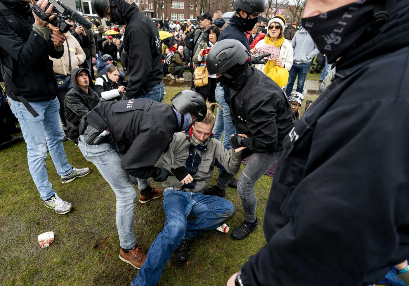 Holandia / Policja użyła armatek wodnych wobec demonstrantów
