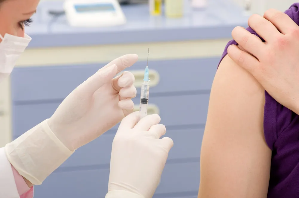 Wstępne dane sugerują, że szczepionki przeciwko Covid-19 można podawać kobietom w ciąży