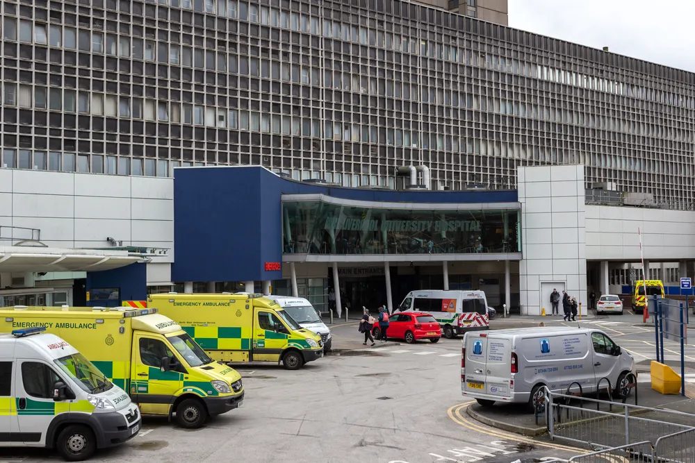 Brytyjska policja o wybuchu taksówki przed szpitalem w Liverpoolu: To akt terroru