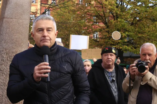 Władysław Frasyniuk z zarzutami za znieważenie żołnierzy