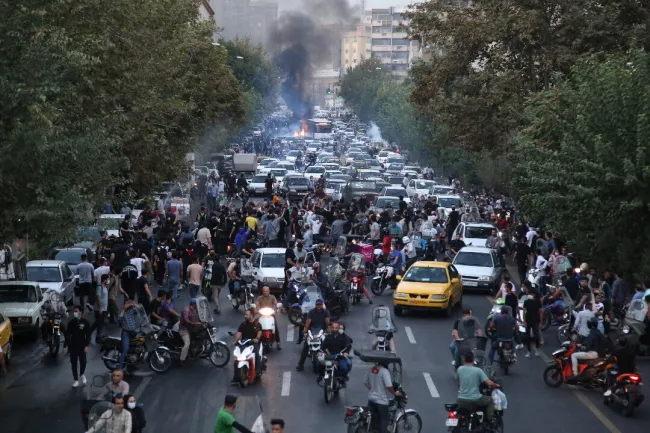 Protesty rozlały się na cały Iran. Kobiety palą chusty, zginęło już 31 osób