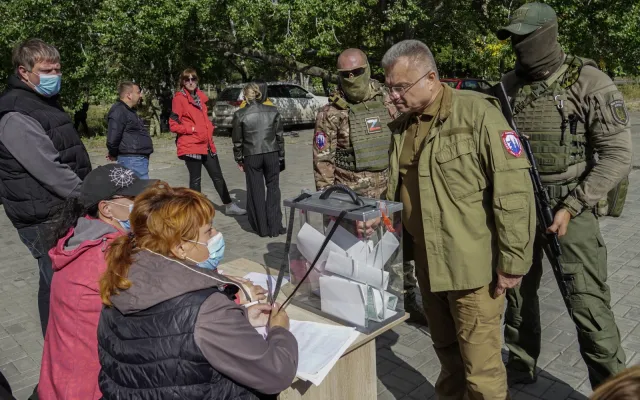 "Referenda" we wschodniej Ukrainie: Głosowanie pod lufami karabinów oraz podpalone lokale wyborcze