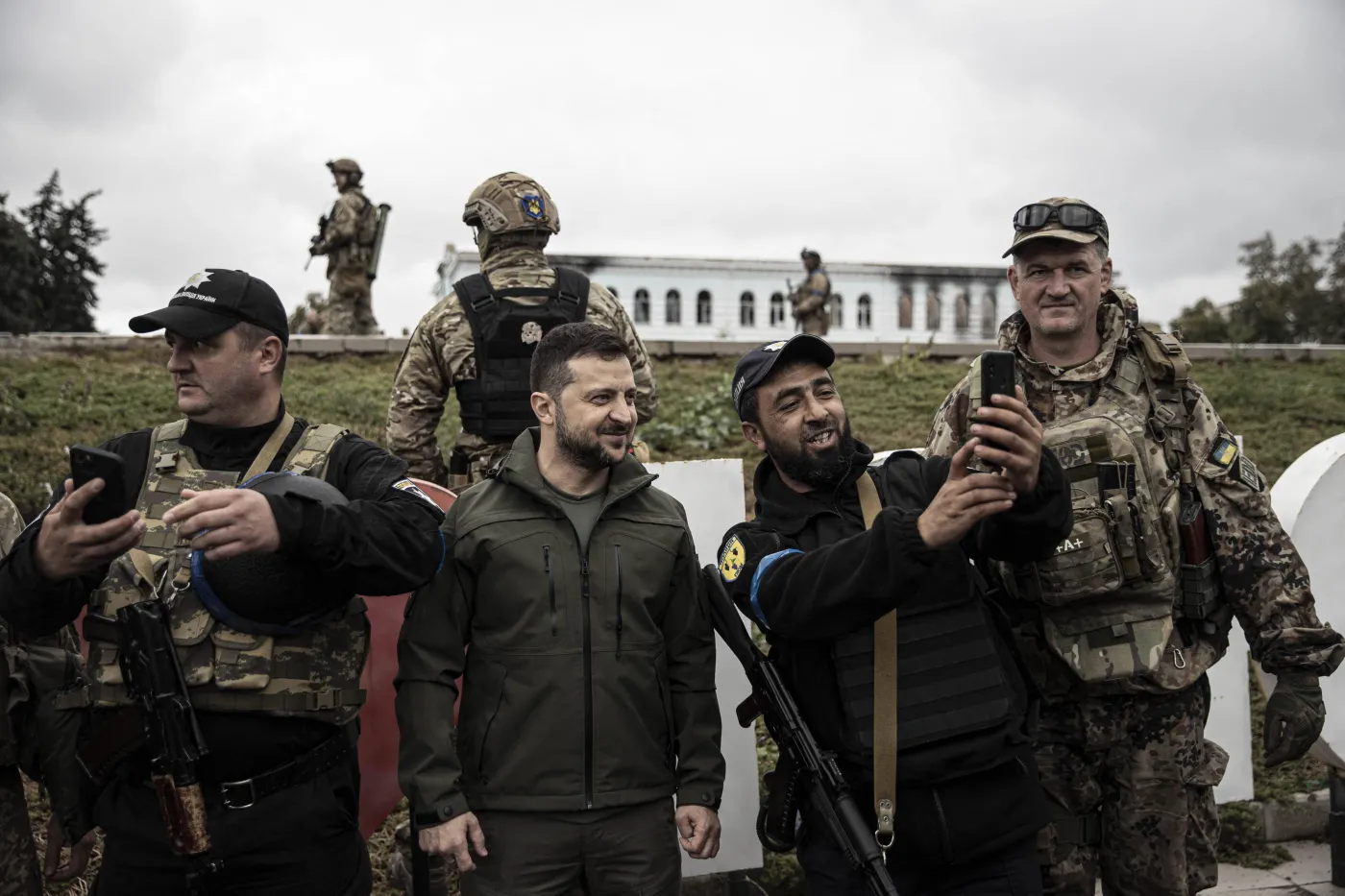 Zełenski: Ukraińska flaga jest w Łymanie, trwają walki