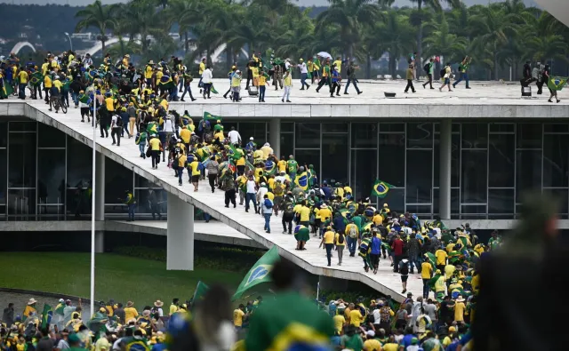 Szturm zwolenników Bolsonaro na urzędy państwowe w Brazylii. Służby zatrzymały setki osób
