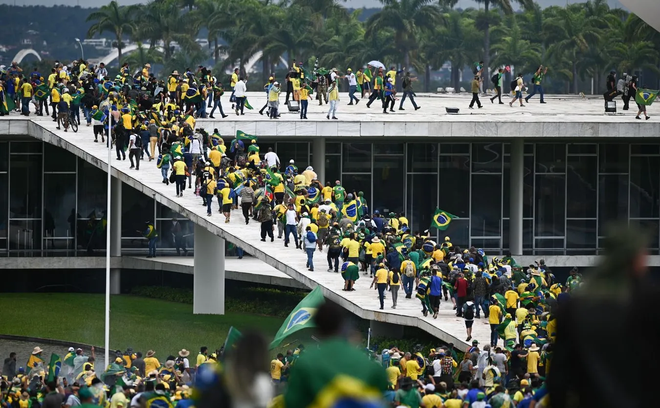 Szturm zwolenników Bolsonaro na urzędy państwowe w Brazylii. Służby zatrzymały setki osób