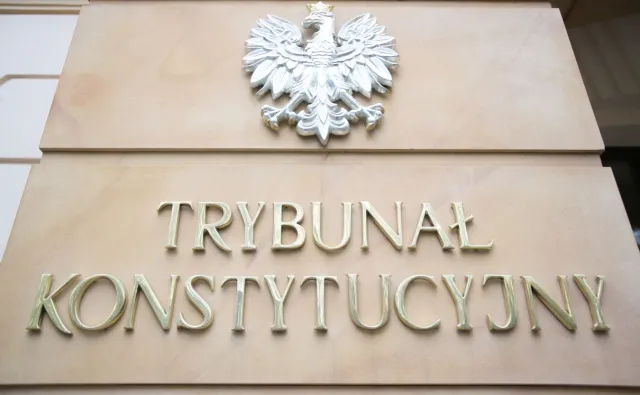 Trybunał trudnych spraw. Bruksela mówi „szach”, czy będzie mat?