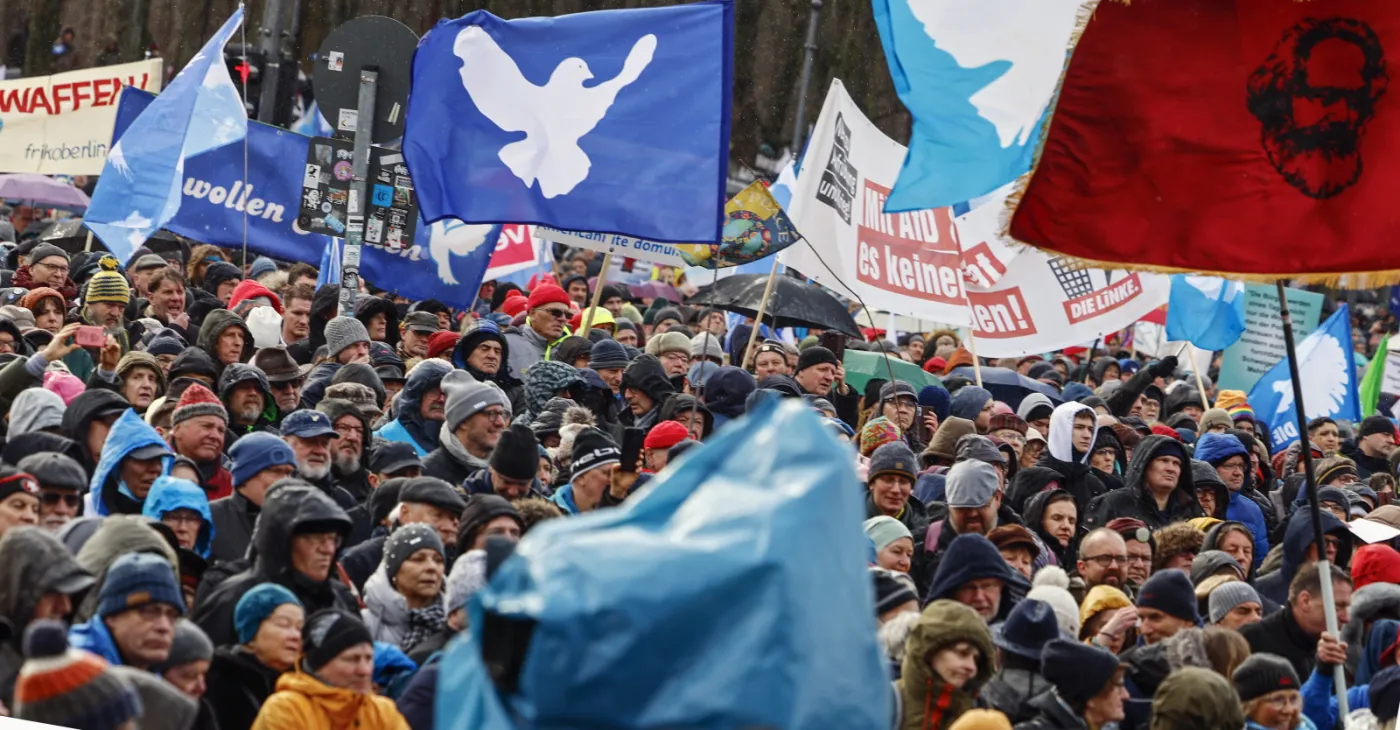 Protest w Berlinie: 40 proc. Niemców uważa, że pomoc militarna RFN dla Ukrainy jest zbyt duża