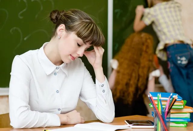 Nauczyciele nie chcą pracować w szkołach. Dyrektorzy zatrudniają więc studentów i emerytów