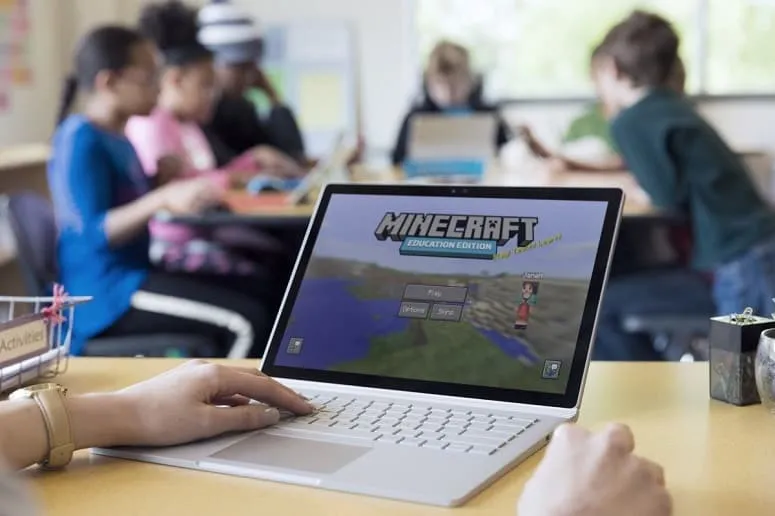 Laptop na każdej ławce, a w laptopie gra Minecraft
