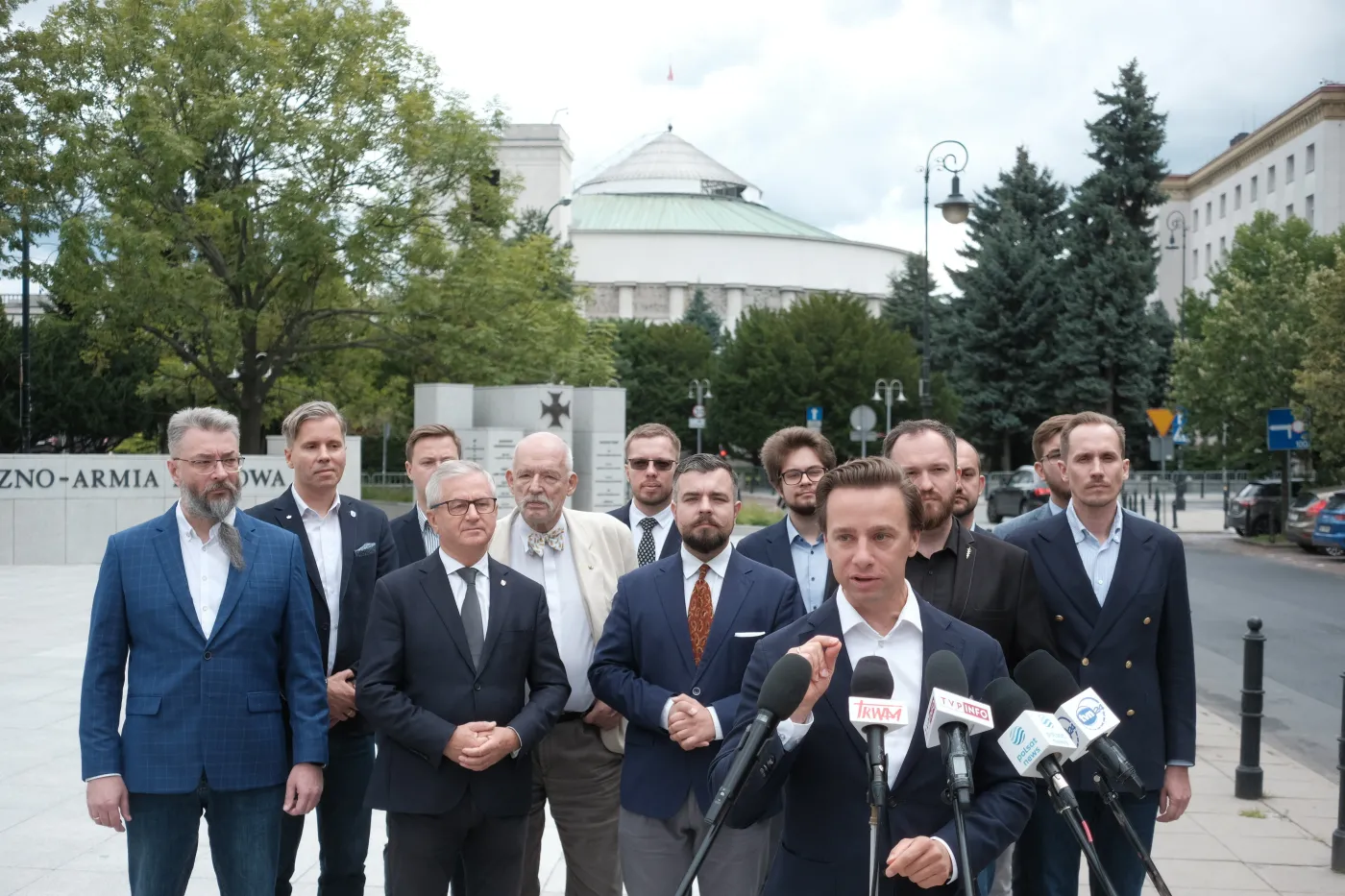 PiS - 33,3; KO 26,4 proc. głosów. Konfederacja zdetronizowana [SONDAŻ]