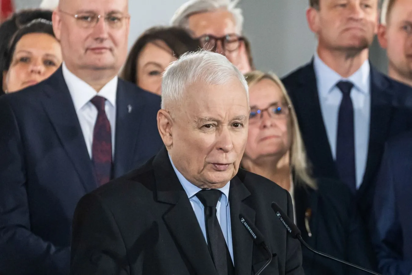 Afera wizowa PiS. Czy na dobre zmieni bieg kampanii wyborczej? [SONDAŻ]