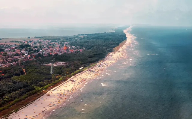 Nielegalne powiększanie plaży i niszczenie linii brzegowej na Półwyspie Helskim. NIK: Winne szkoły sportów wodnych i kampingi