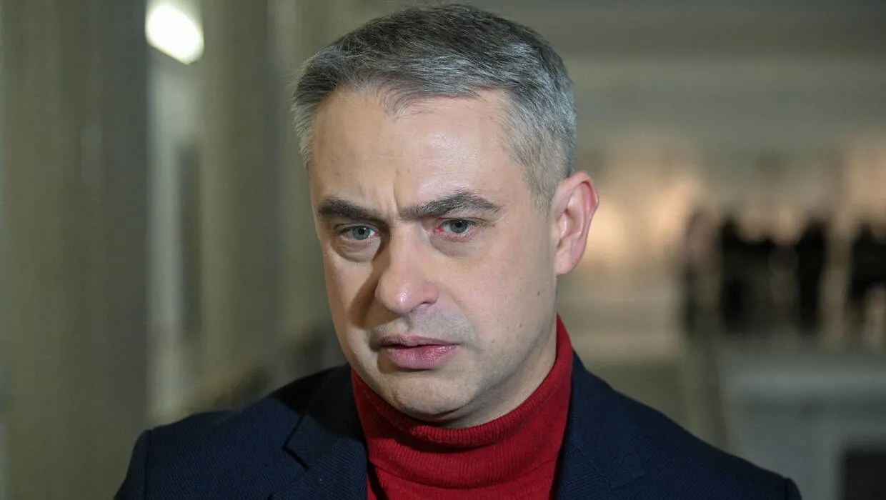 Grób ojca Krzysztofa Gawkowskiego oblany farbą. Wicepremier komentuje