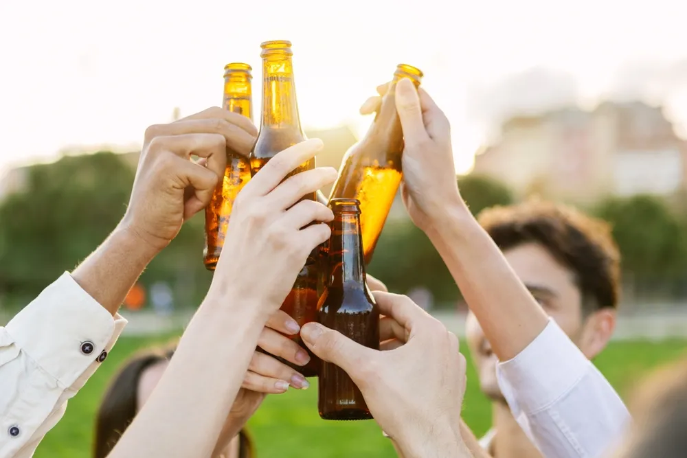 Alkohol na świeżym powietrzu: Gdzie i kiedy jest to legalne?