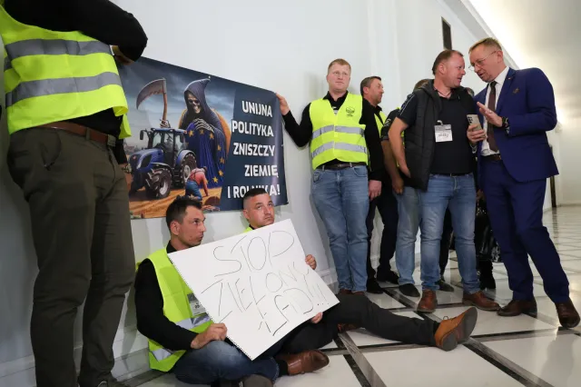 Rolnicy weszli do Sejmu dzięki wejściówkom PiS. Jeden został zaproszony przez posła Konfederacji
