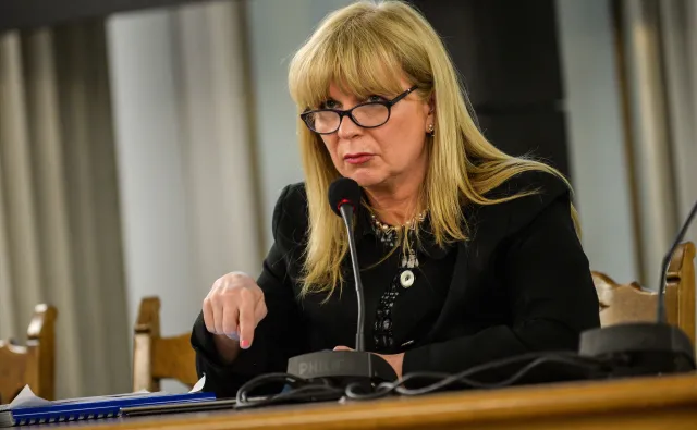 Trzaskowski wydał zarządzenie zdjęcia krzyży w urzędach. Gosiewska złożyła formalny sprzeciw