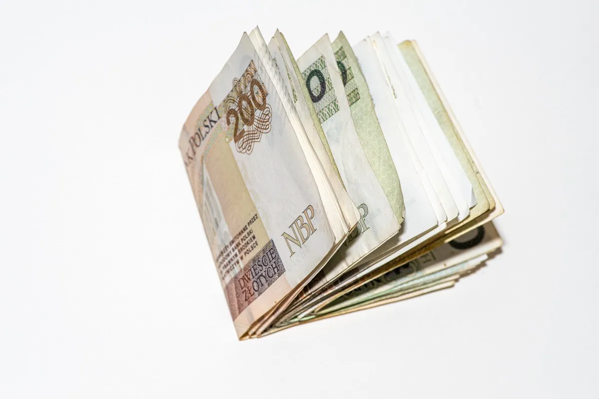 pieniądze banknoty wynagrodzenia pensje zasiłki dopłaty dodatki emerytury renty świadczenia socjal