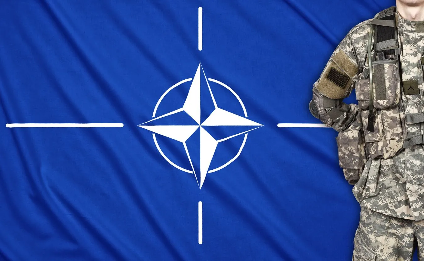 Flaga NATO i żołnierz