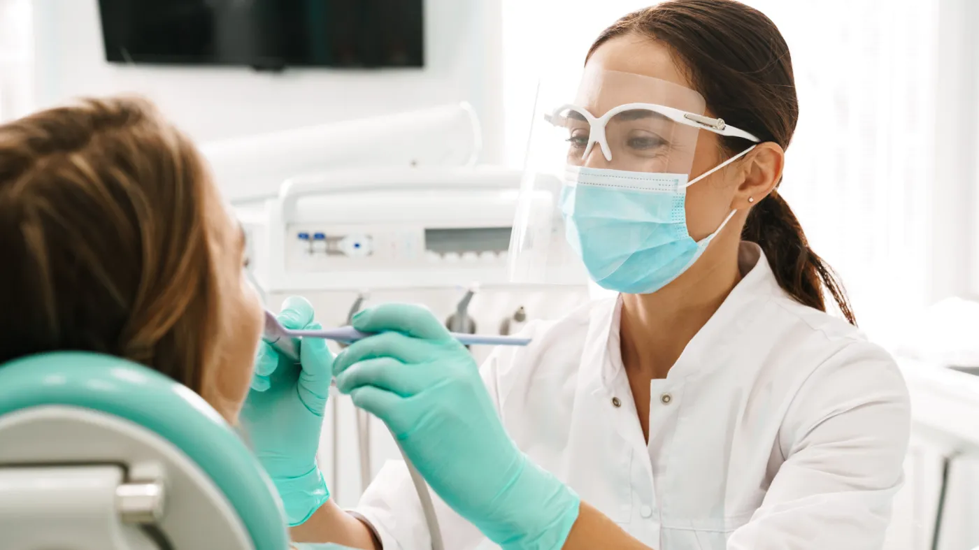 stomatolog i pacjent na fotelu dentystycznym