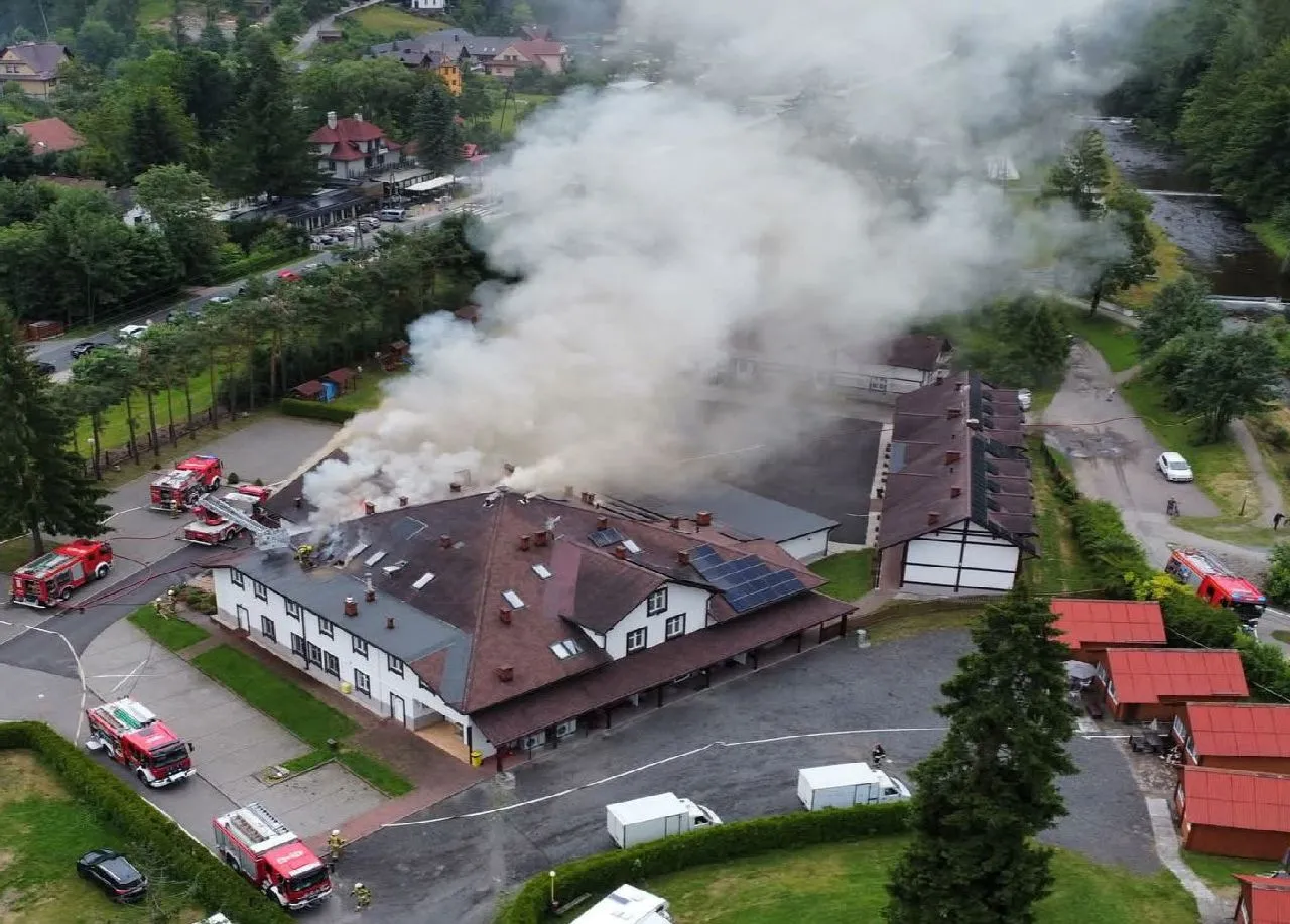 Pożar hotelu w Wiśle. W akcji bierze udział kilkadziesiąt zastępów straży pożarnej