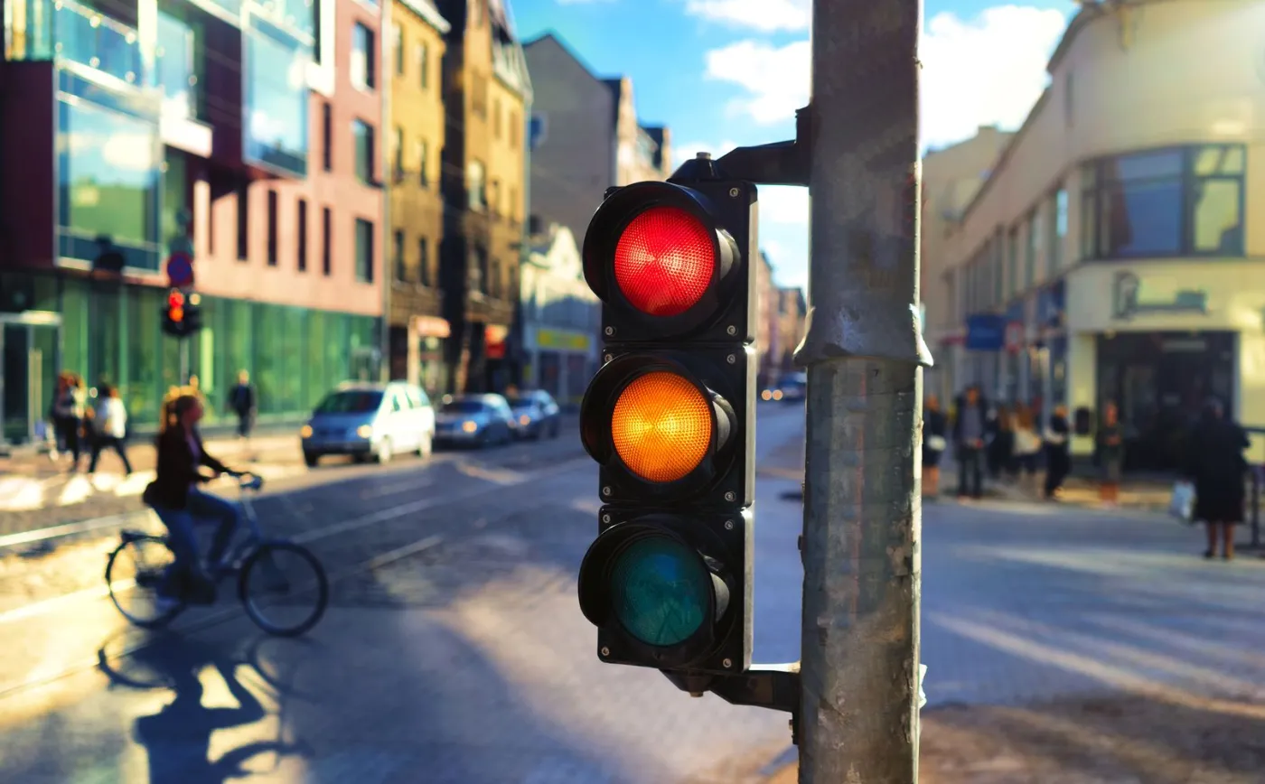 Czy zielone światło wyłącza znak „STOP"? Odpowiedź nie jest taka oczywista