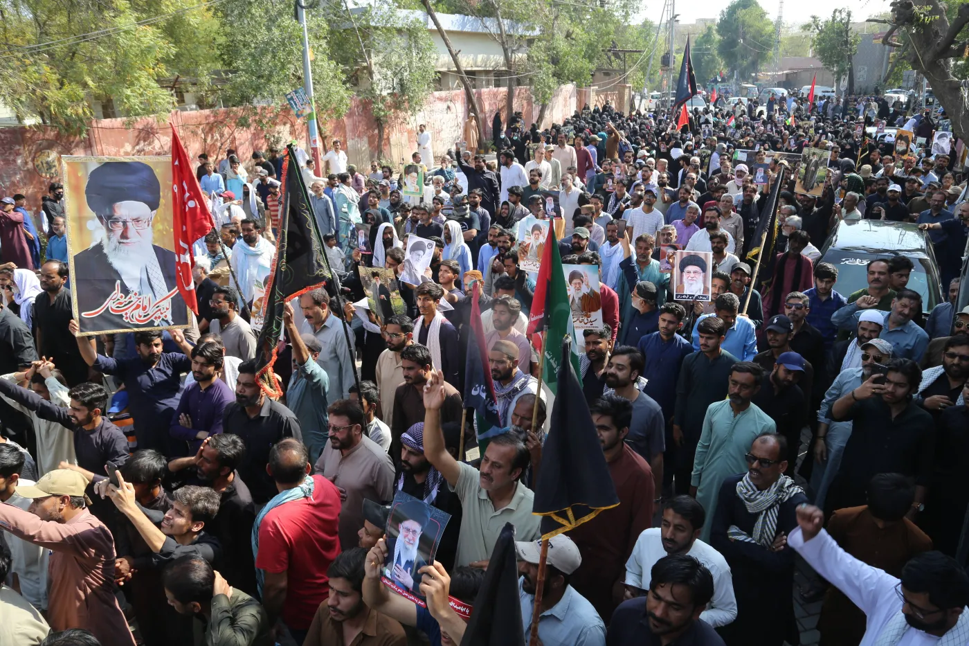 Konflikt rozlewa się na Pakistan. Walki z Afganistanem i protesty po zabiciu Chameneiego. Spalono siedzibę ONZ