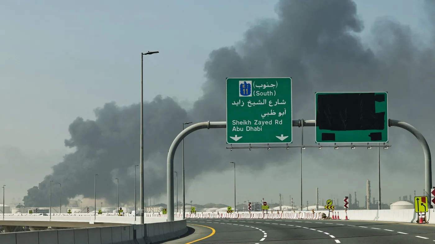 Dubajski port Jebel Ali płonie po ataku irańskich dronów, 1 marca 2026 r.