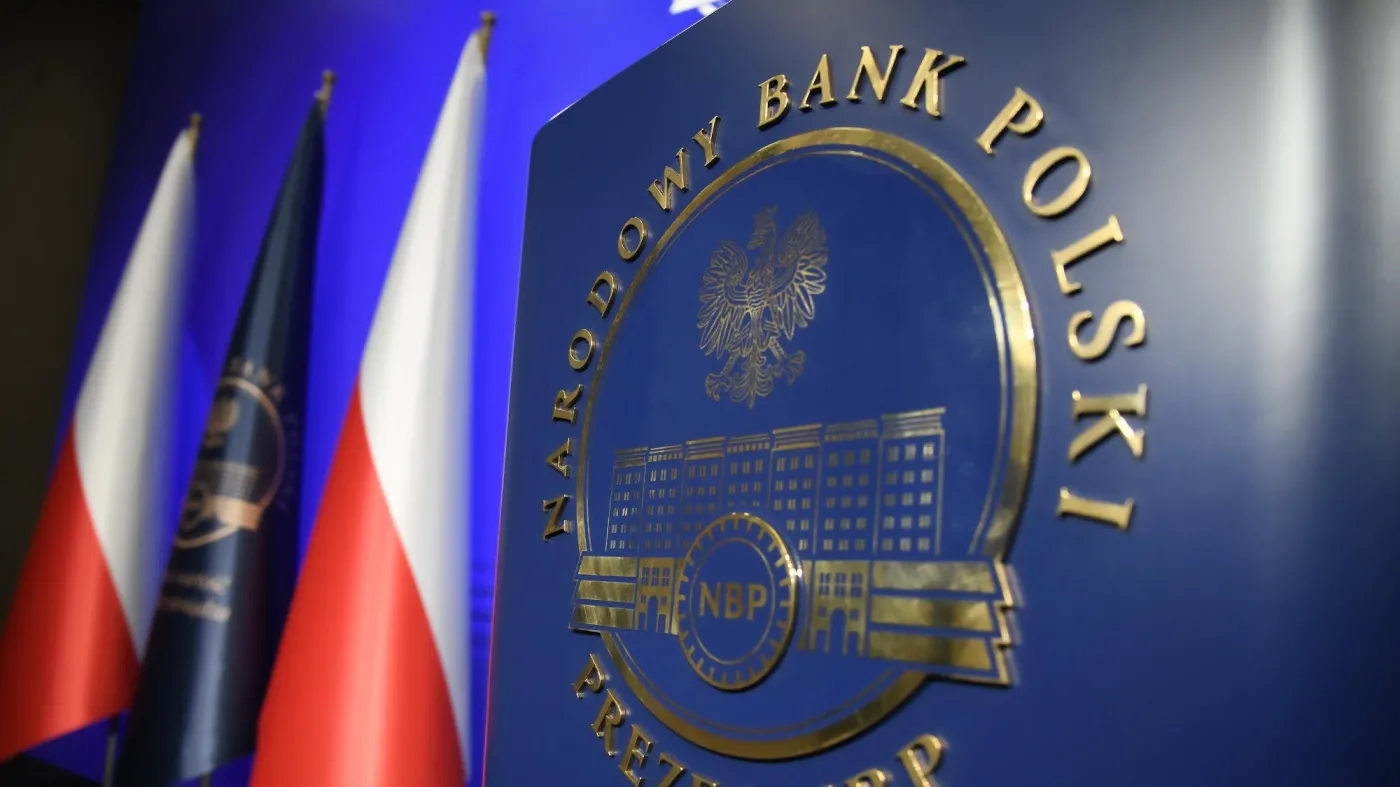 logo NBP i flagi Polski