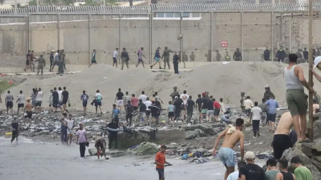 60 tys. migrantów przekroczyło granicę Hiszpanii. Szefowa KE ostrzega, a Włochy domagają się wykluczenia Madrytu ze strefy Schengen