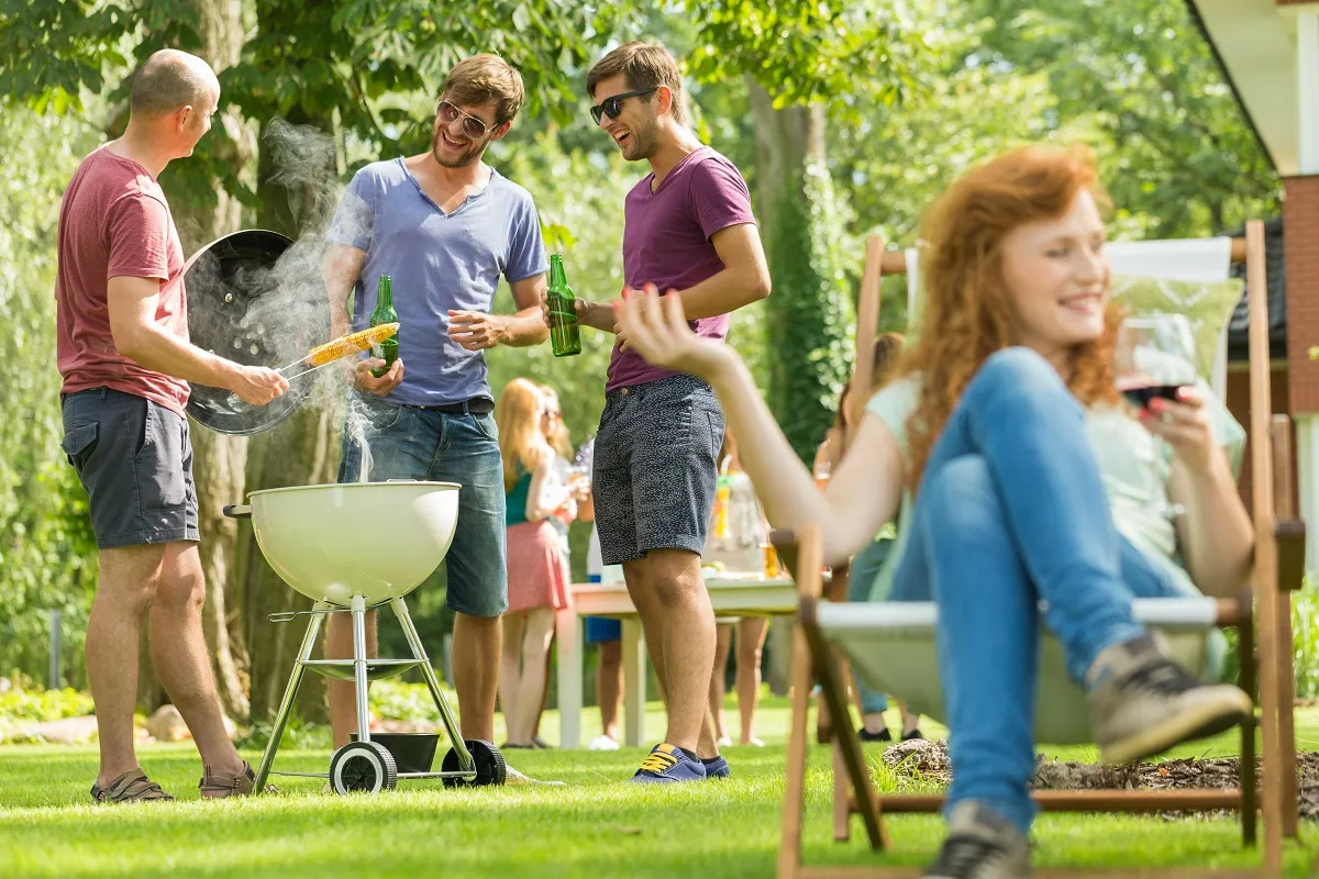 osoby na imprezie integracyjnej przy grillu