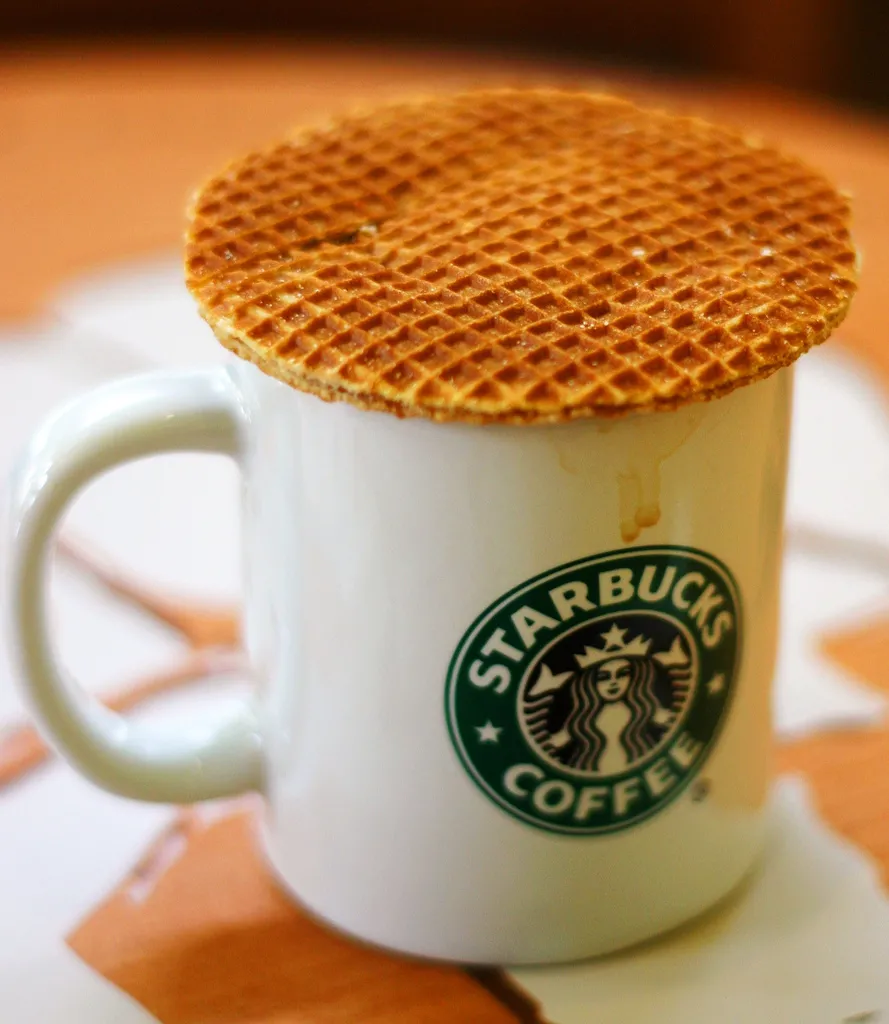 Kubek z kawą ze Starbucks'a fot. Leonid Mamchenkov/flickr.pl