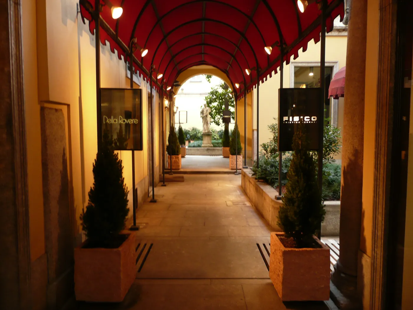 577950-milan-montenapoleone-21.jpg