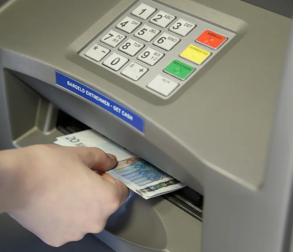 Komisja finansów przeciw dodatkowym opłatom za wypłaty z bankomatów