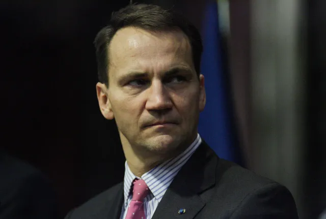 Sikorski rozmawiał z Clinton i Ławrowem o powrocie wraku Tu-154M do Polski