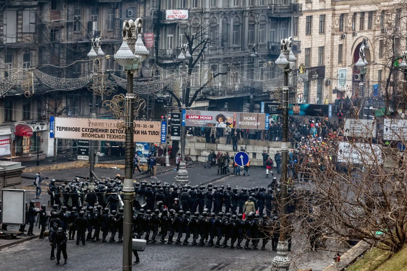 Majdan jak strefa wojny: Buduje się barykady, od broni ostrej giną ludzie (ZDJĘCIA)