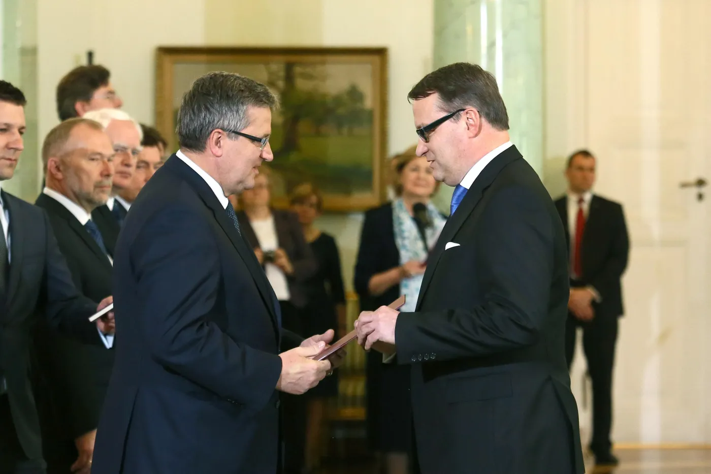 Marek Biernacki odbiera nominację z rąk prezydenta Bronisława Komorowskiego. 