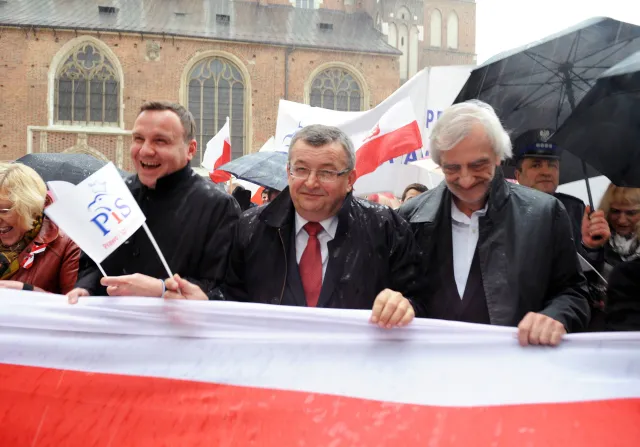 Kardynał Dziwisz: Partie polityczne pogłębiają podziały wśród Polaków