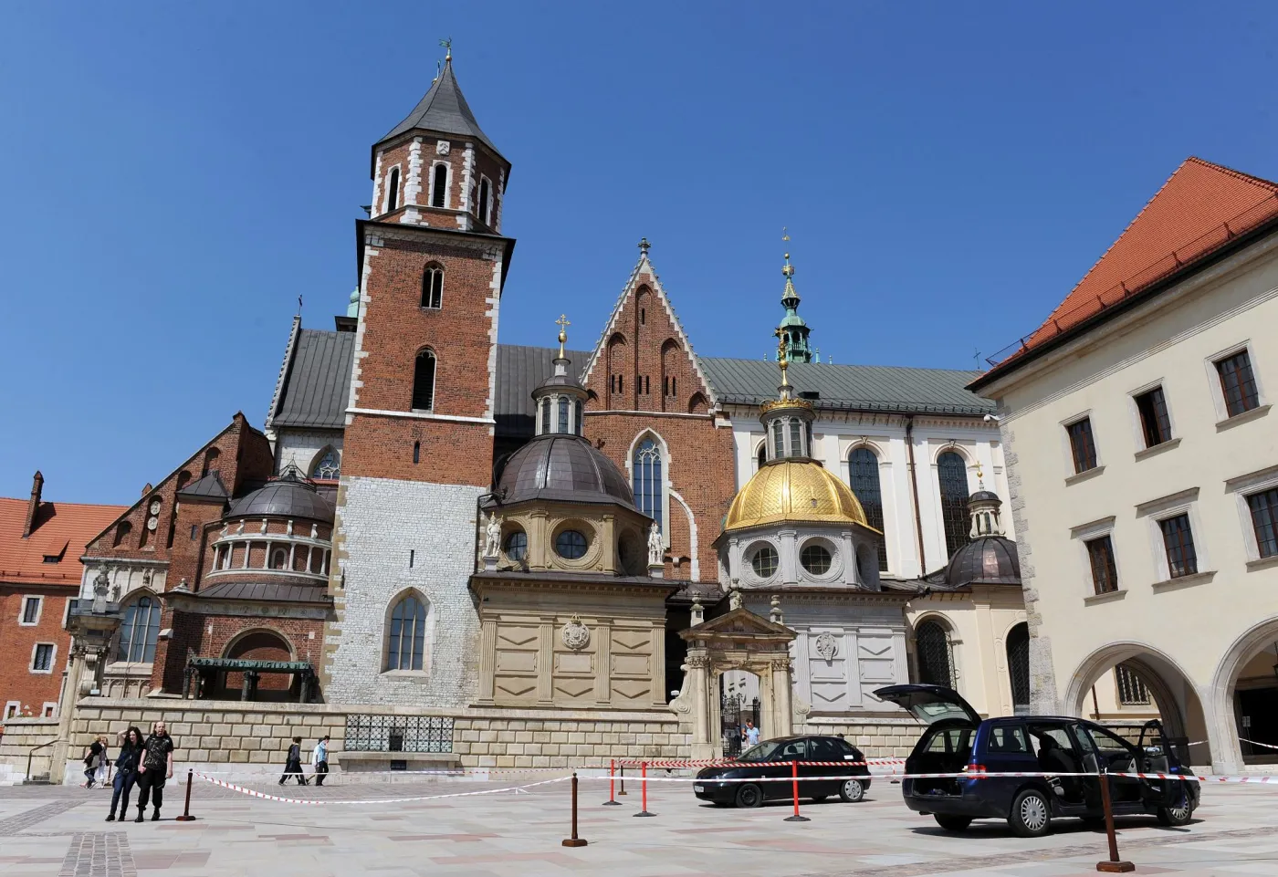 Napastnik, który strzelał i groził siekierą na Wawelu z zarzutami