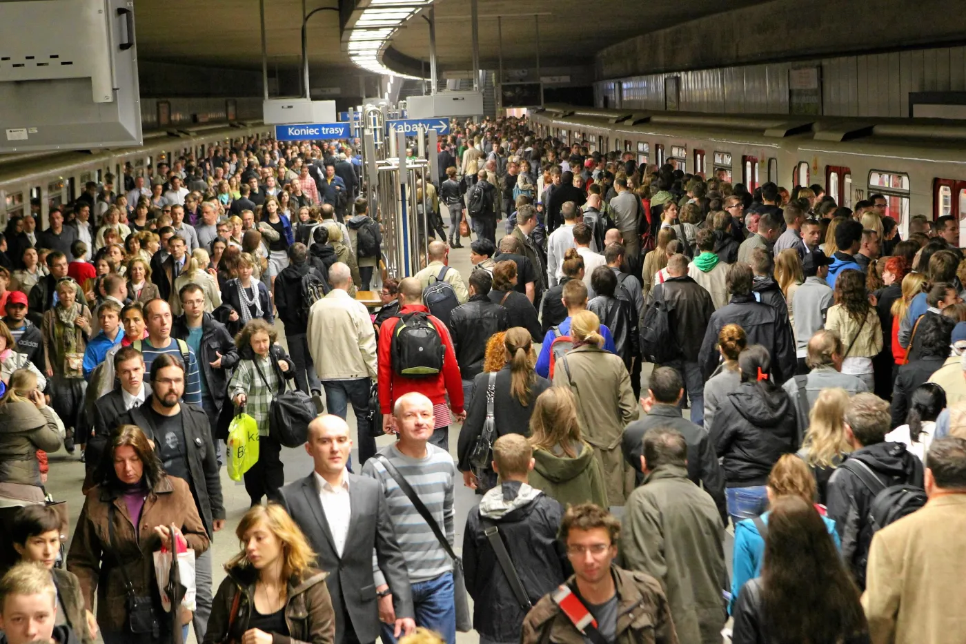 Paraliż warszawskiego metra: Zapchane wagony i tłok na stacjach