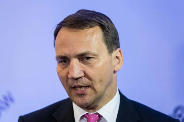 Sikorski u prokuratora w sprawie kradzieży rzeczy ofiary katastrofy smoleńskiej