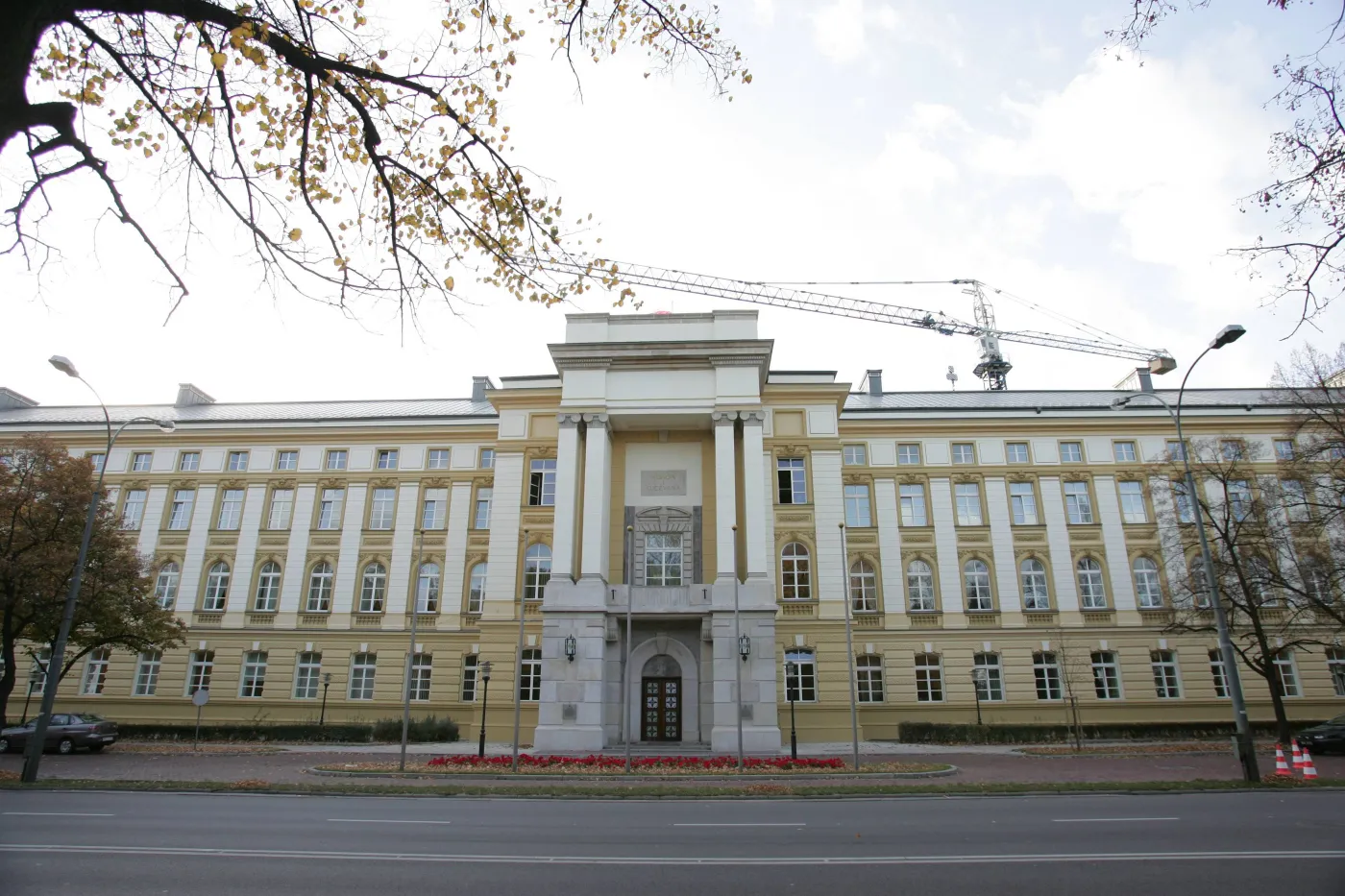 Kancelaria Premiera zatrudniła eksperta nawet bez licencjatu. I zapłaciła mu ponad 50 tys zł.