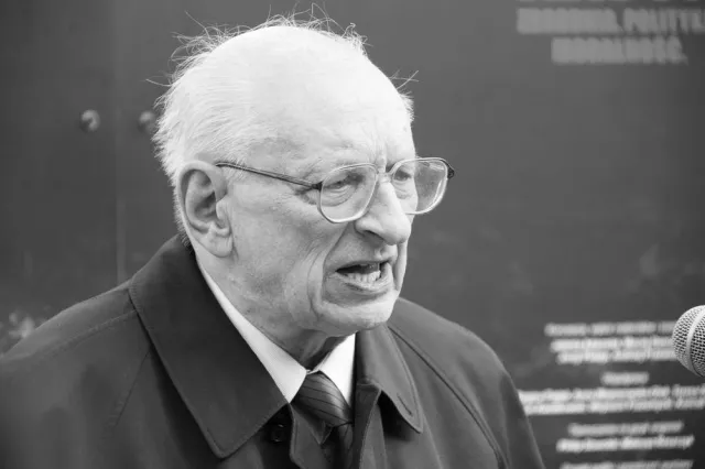 Władysław Bartoszewski na konwencji Komorowskiego: Był dobrym prezydentem w niełatwych warunkach