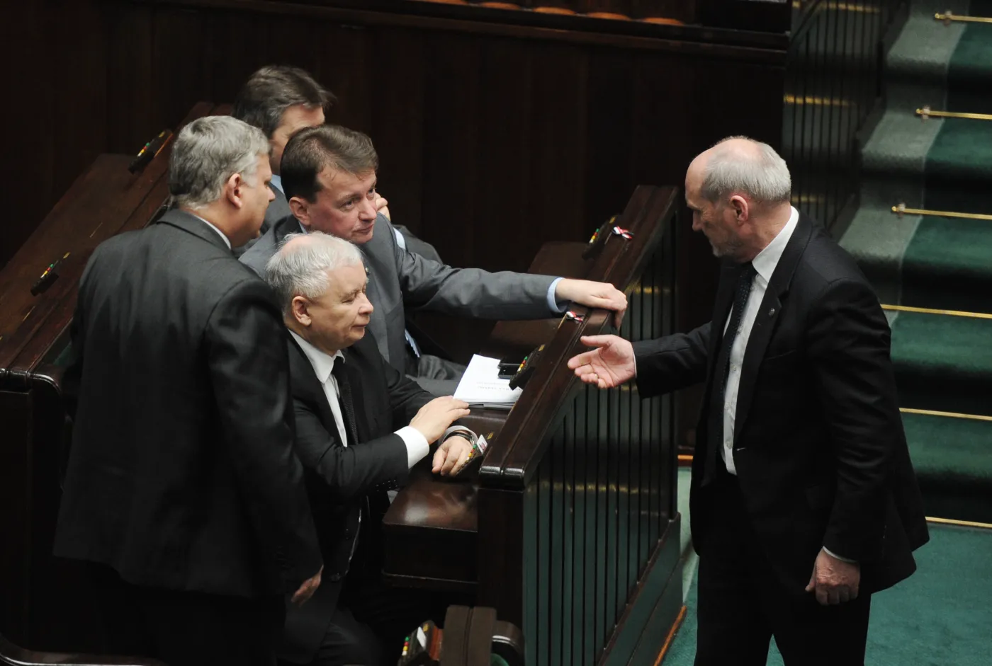 PO i SLD krytukują Macierewicza i bronią ustaleń prokuratury w spr. katastrofy smoleńskiej
