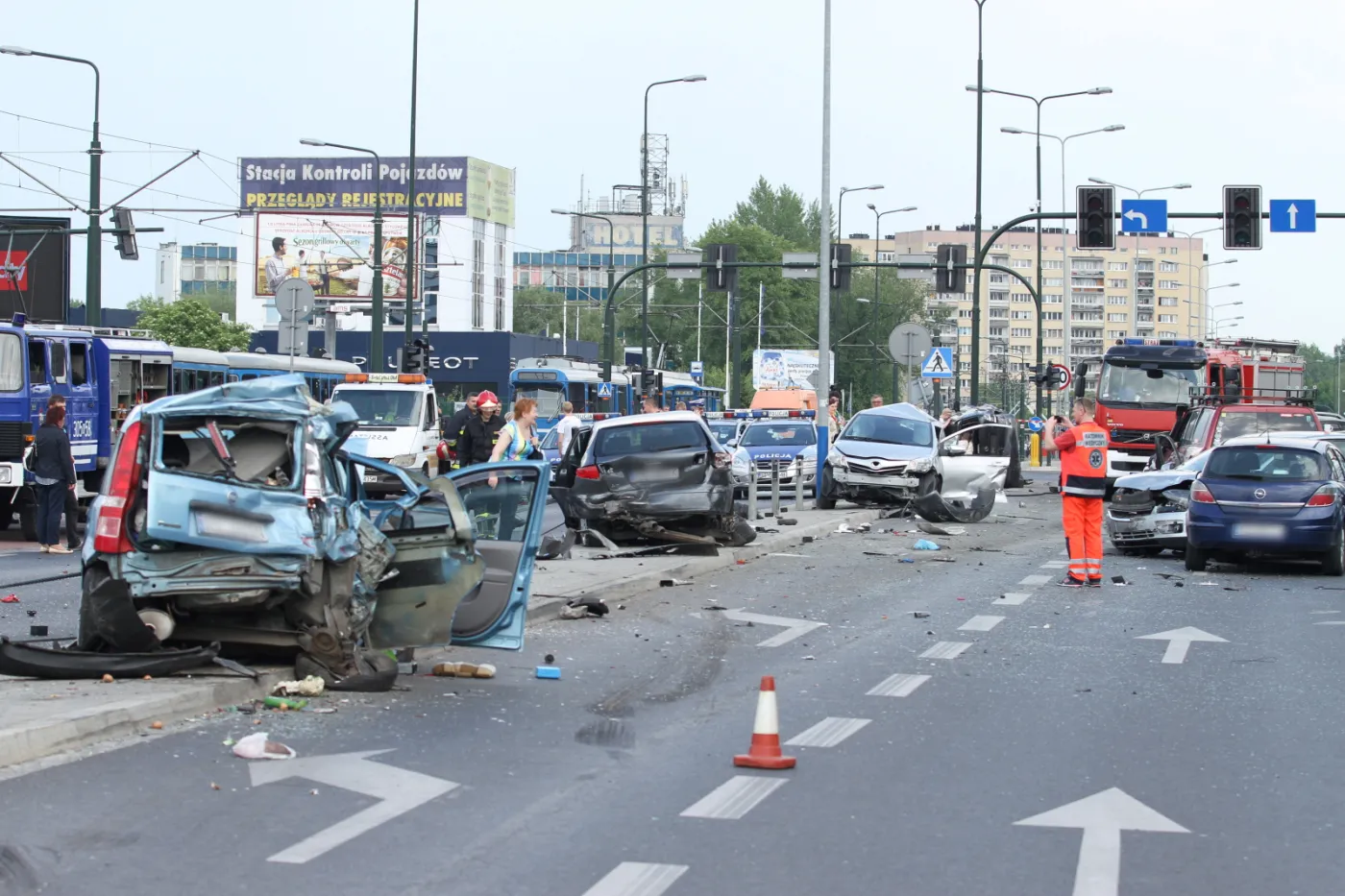 Karambol w Krakowie: Kilkanaście osób rannych
