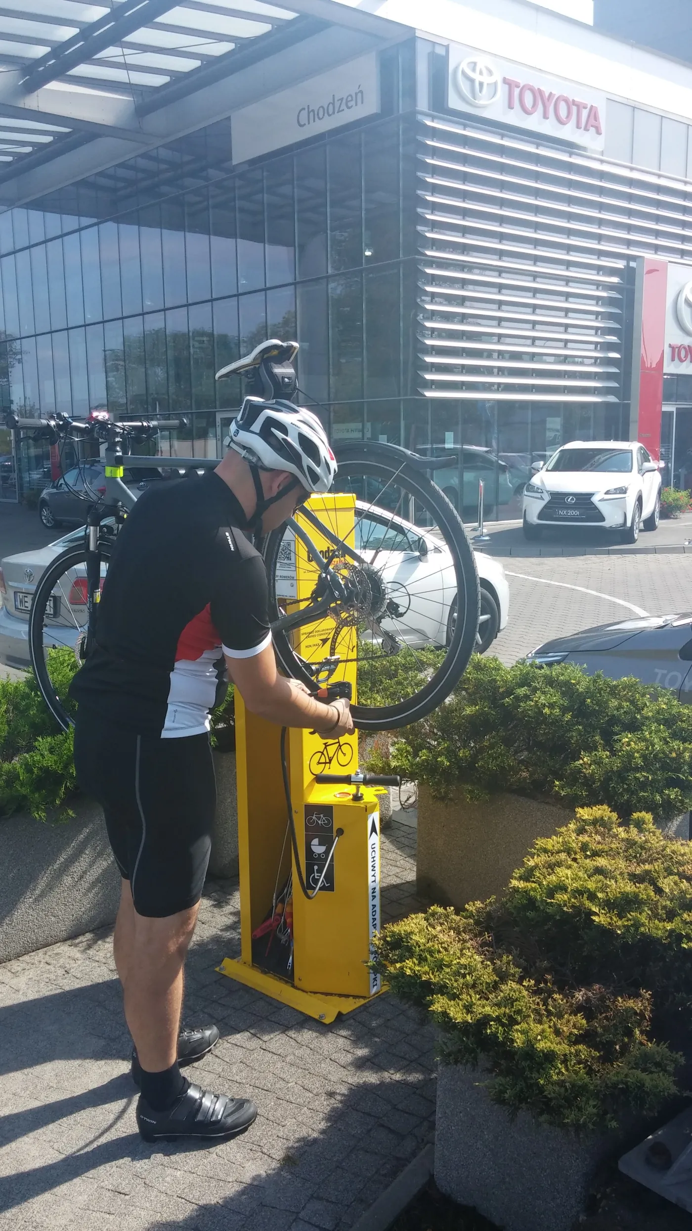 Toyota stawia na ekologię. Obok salonu naprawisz rower