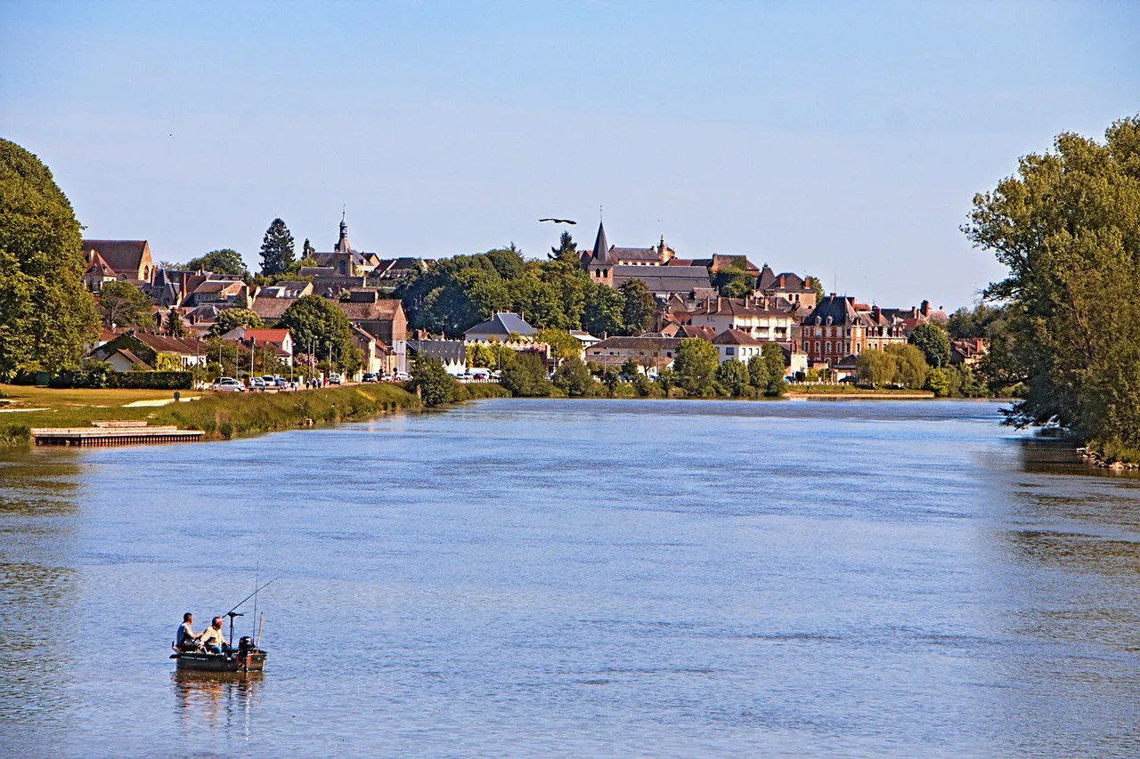 2336885-dolina-loary-francja.jpg