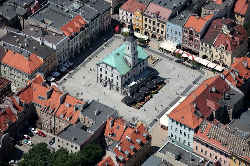 Beton zalewa Polskę. Jak "upiększa" się rynki w miastach