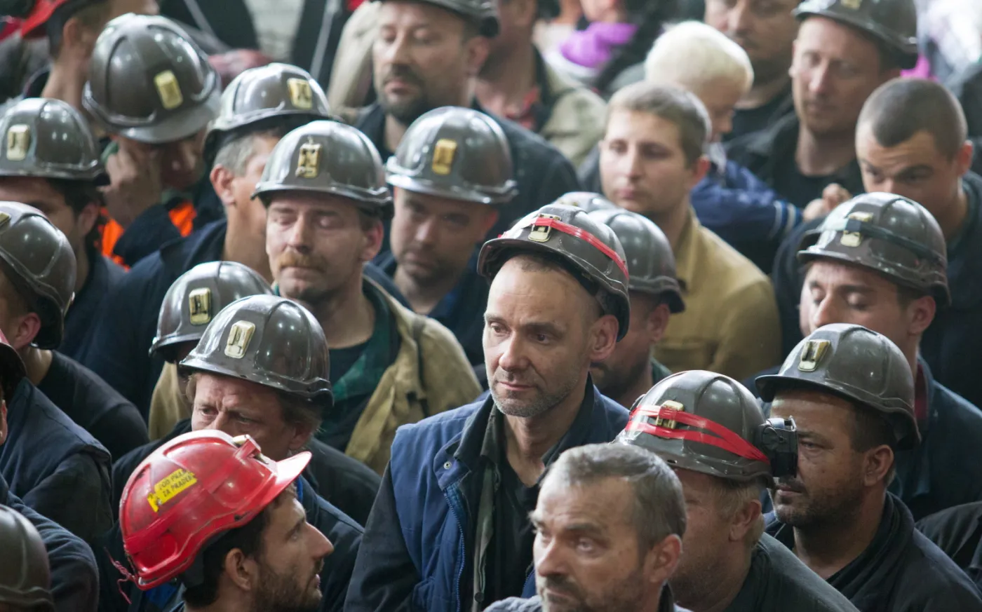 Sosnowiec, 27.09.2014. Górnicy, którzy od czterech dni prowadzili podziemny protest, wyjechali na powierzchnię 27 bm. w Kopalni Węgla Kamiennego Kazimierz-Juliusz w Sosnowcu. PAP/Andrzej Grygiel 